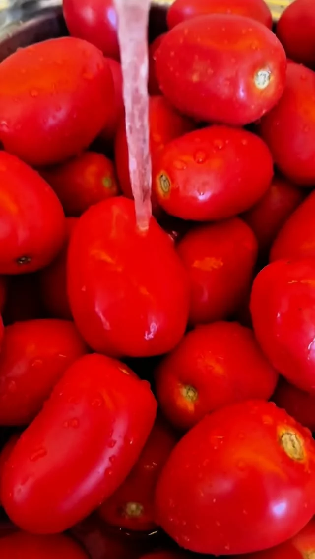 🍅 To nie jest zwykła wyciskarka. To @kuvings_polska .
Jedno urządzenie, cztery sita i tysiące możliwości w Twojej kuchni.
Sok na śniadanie.
Smoothie po treningu.
Lody dla dzieci.
I ten cudowny, gęsty przecier pomidorowy, który zamykasz w słoikach na zimę.

Nie tracisz czasu, nie brudzisz całej kuchni, nie kombinujesz. Myjesz pomidory, wrzucasz i masz gotowy przecier. Czerwony, pachnący, taki jak dawniej u babci. ✨

💡 Dziewczyny, jeśli marzycie o prostocie, zdrowiu i smaku, który trwa cały rok, Kuvings to sprzęt, który musicie mieć w domu.

👉 Kliknij w link w BIO, zamów swoją wyciskarkę ze zniżką i zobacz, jak łatwe i piękne mogą być Twoje domowe przetwory.

Napisz w komentarzu, co Ty zamykasz w słoikach na zimę.
Udostępnij tę rolkę znajomym, którzy kochają przetwory – niech też odkryją Kuvings.

#kuvings #kuvingspolska #wyciskarkawolnoobrotowa #wyciskarka 
#współpraca