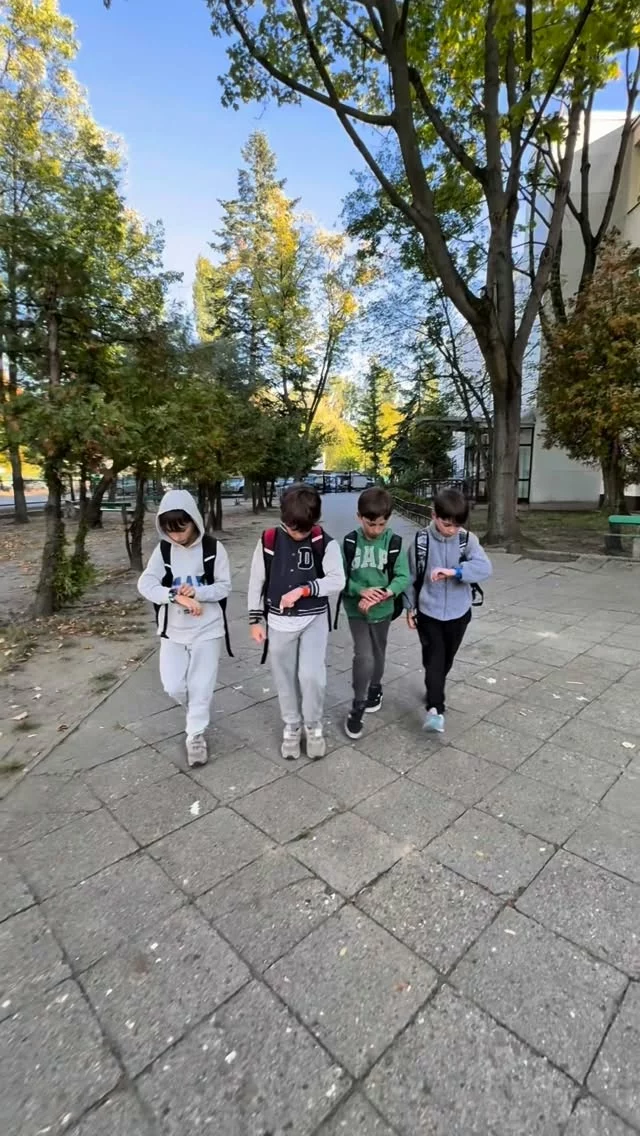 U nas zegarki @kidiz_watch naprawdę się sprawdziły i dziś nie wyobrażam sobie, żeby dzieci ich nie miały. 📍
Najbardziej doceniam to, że zawsze wiem, gdzie są moje dzieci i mogę natychmiast zareagować, jeśli coś się dzieje. A one mają pewność, że w każdej chwili mogą się ze mną skontaktować.

✔️ GPS i SOS - zawsze wiem, gdzie są i mogę szybko pomóc
✔️ Wideorozmowy i SMS-y - kontakt jest prosty i natychmiastowy
✔️ Podsłuch - mogę sprawdzić, czy wszystko u dziecka jest w porządku
✔️ Dyskretne w szkole - działają tam, gdzie telefony są zakazane
✔️ Kolorowe paski - dzieci wybierają swój styl
✔️ Powerbank - zegarek zawsze gotowy
✔️ Muzyka i gry - bo oprócz bezpieczeństwa jest też frajda 🎶

Dzięki temu zegarkowi mam spokój i pewność, że dzieci są bezpieczne, a one czują się niezależne i wiedzą, że zawsze mogą na mnie liczyć. Dlatego z czystym sumieniem polecam je każdemu rodzicowi ❤️

Używacie już takich zegarków? Czy jesteście jeszcze przed zakupem?

💬 Napisz w komentarzu: jaki kolor zegarka wybrałoby Twoje dziecko?
🔗 Link do zakupu znajdziesz w moim bio!