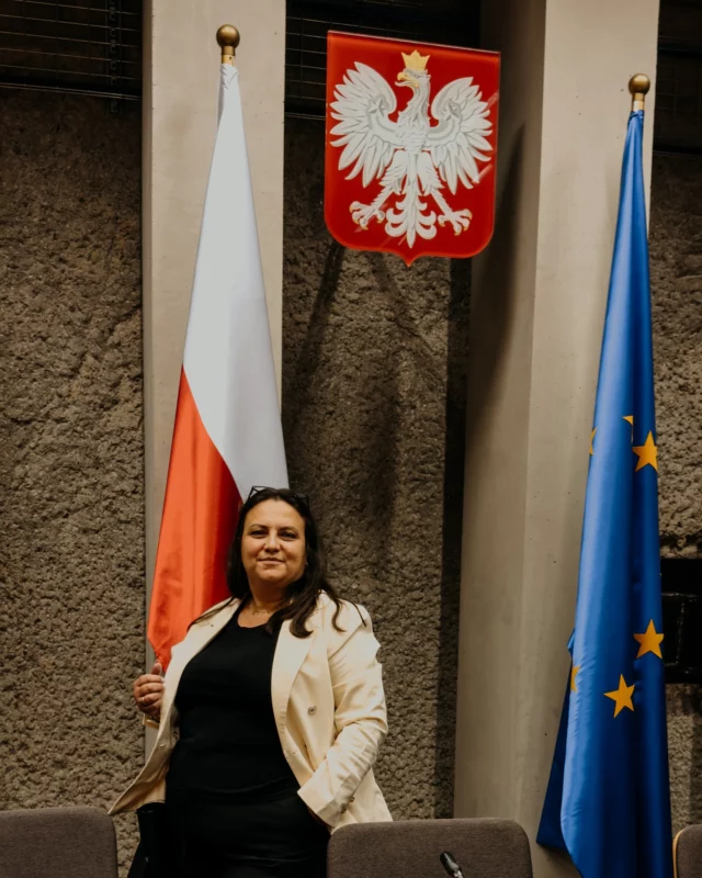 Codziennie około miliona dzieci w Polsce cierpi, bo ich rodzice nie płacą alimentów. To nie jest prywatna sprawa między dorosłymi. To przemoc wobec dzieci.

Wczoraj miałam zaszczyt uczestniczyć w spotkaniu Parlamentarnego Zespołu do Spraw Ochrony Dzieci w Sejmie. Rozmawialiśmy o niealimentacji i o tym, jakie zmiany są konieczne, aby chronić najmłodszych.

Rodzic, który zostaje sam z dziećmi, ponosi często całą odpowiedzialność wychowawczą i opiekuńczą, a do tego musi je utrzymać. Jego możliwości zarobkowania maleją, a dziecko cierpi. Dlatego niealimentacja musi być traktowana jak przestępstwo i karana odpowiednimi wyrokami.

Z Inicjatywy Nasz Rzecznik przygotowaliśmy dwadzieścia postulatów. Wśród nich znalazł się między innymi mobilny dozór elektroniczny dla osób, które świadomie uchylają się od obowiązku płacenia. To rozwiązanie ograniczy pracę na czarno i pomoże realnie egzekwować odpowiedzialność.

Zmiany są potrzebne teraz, bo dzieci nie mogą czekać.

Jeśli uważasz, że trzeba o tym mówić głośno i walczyć o prawa dzieci, zostaw po sobie ślad i udostępnij ten post. A może znasz kogoś kto jest w takiej sytuacji i nie otrzymuje należnych alimentów. Obserwuj mnie, bo będę do tego tematu wracała jeszcze nie raz.

Niealimentacja, alimenty to nie prezenty, niealimetacja to przemoc